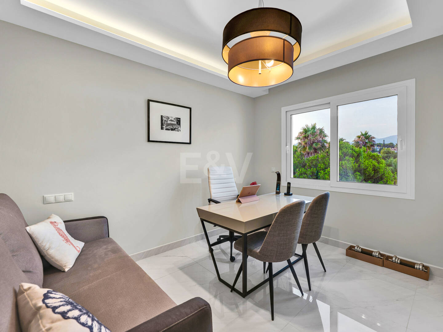 Villa moderna y luminosa en Nueva Andalucía con vistas al mar y a la montaña.