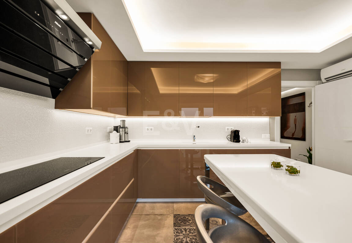 Ljus samtida villa i Nueva Andalucía med havs- och bergsutsikt