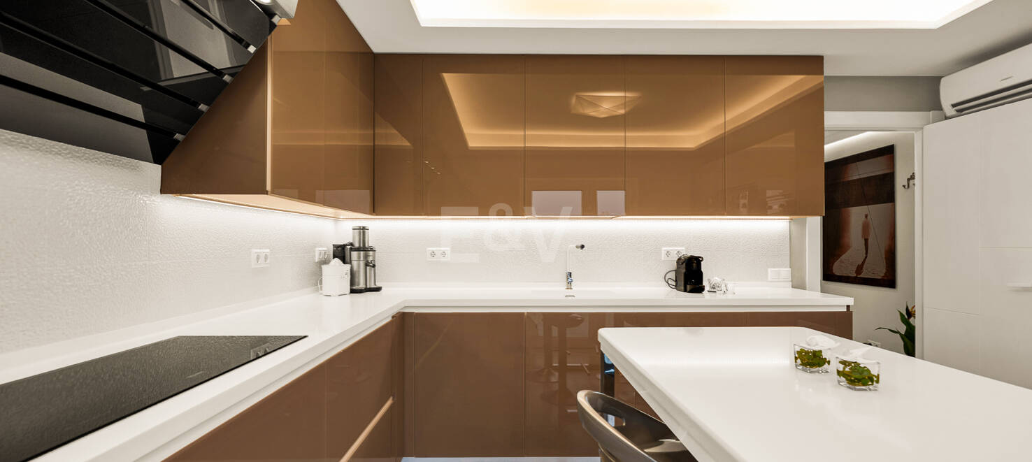 Bright contemporary villa in Nueva Andalucía with sea and mountain views