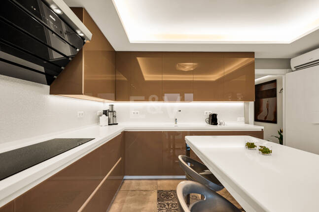 Ljus samtida villa i Nueva Andalucía med havs- och bergsutsikt