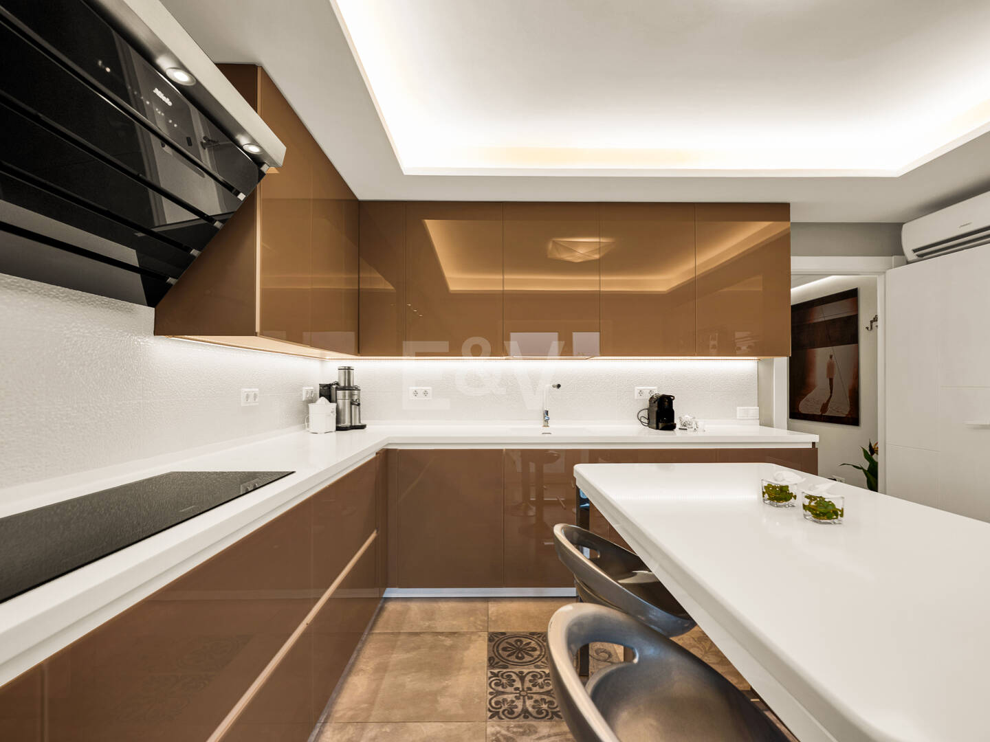 Villa moderna y luminosa en Nueva Andalucía con vistas al mar y a la montaña.