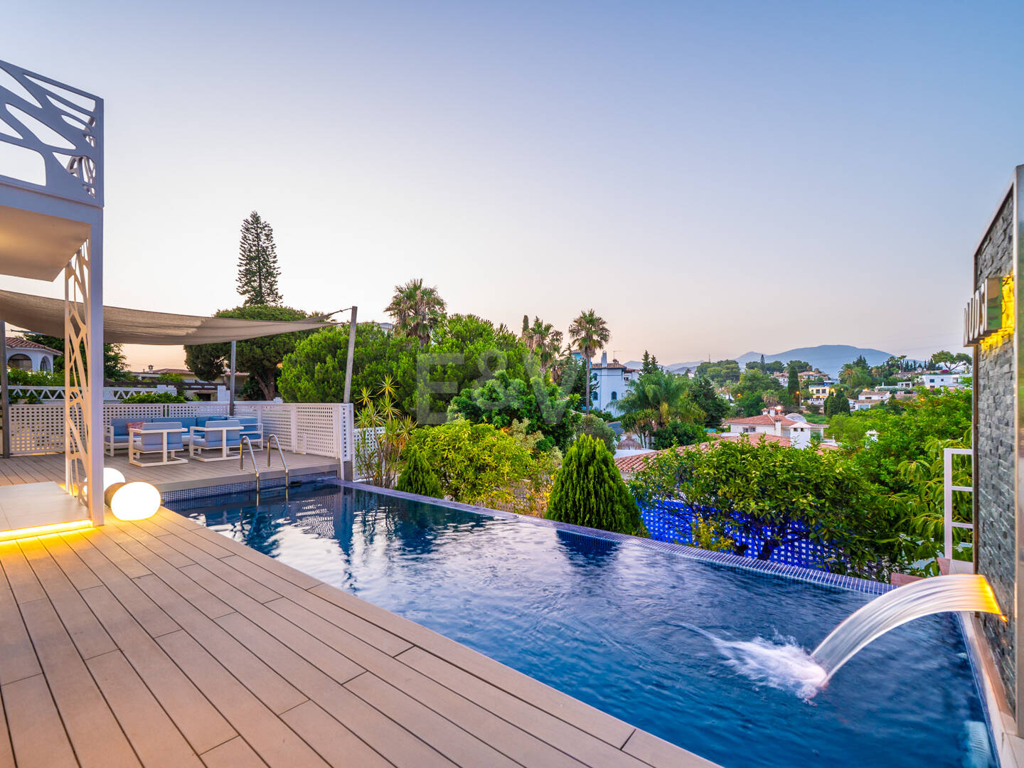 Ljus samtida villa i Nueva Andalucía med havs- och bergsutsikt