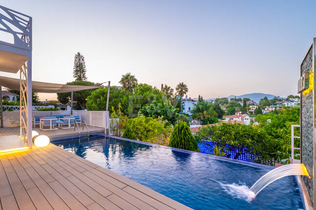 Ljus samtida villa i Nueva Andalucía med havs- och bergsutsikt