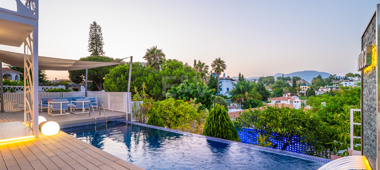 Ljus samtida villa i Nueva Andalucía med havs- och bergsutsikt