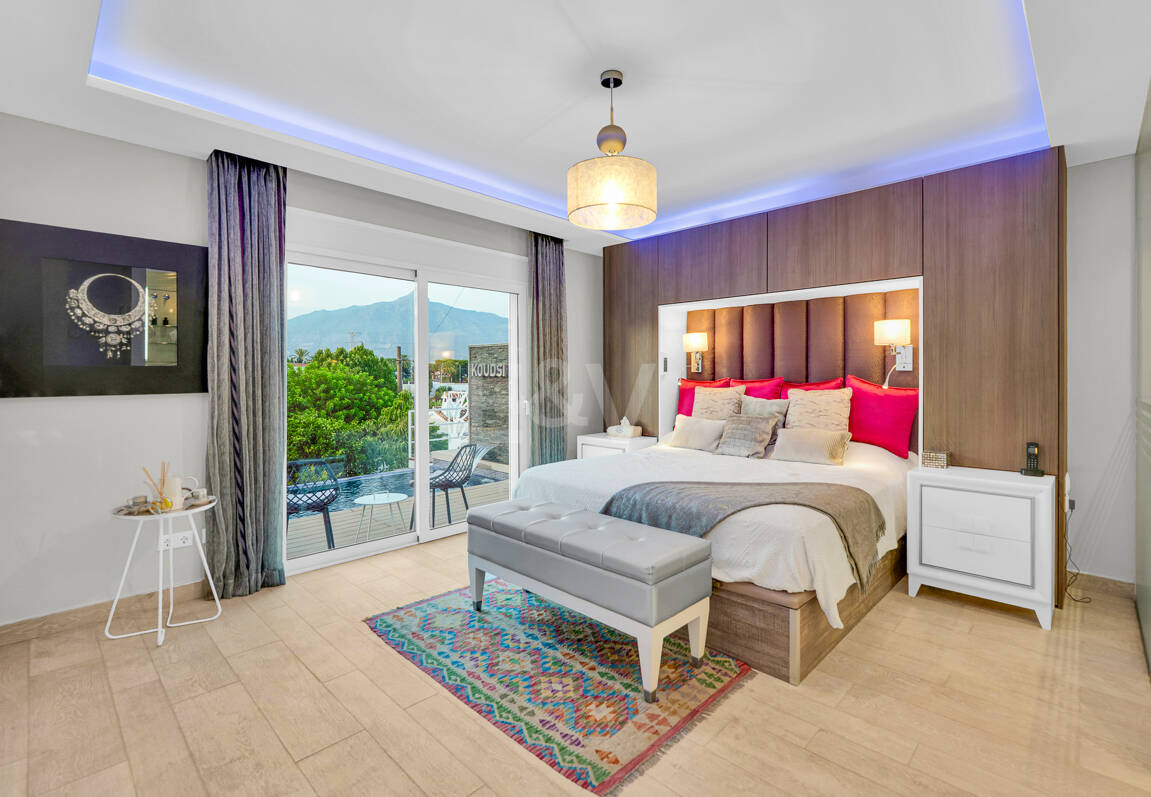 Ljus samtida villa i Nueva Andalucía med havs- och bergsutsikt