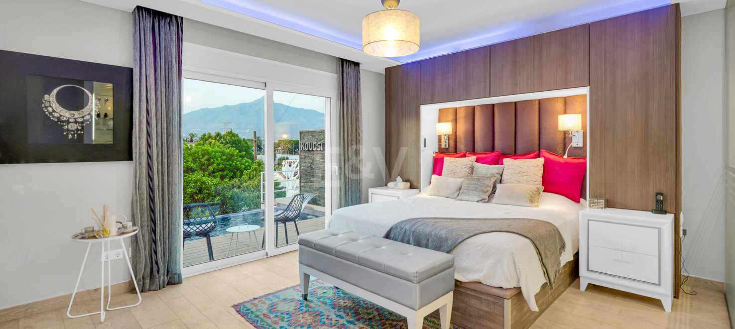 Ljus samtida villa i Nueva Andalucía med havs- och bergsutsikt