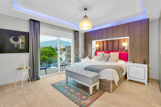 Ljus samtida villa i Nueva Andalucía med havs- och bergsutsikt