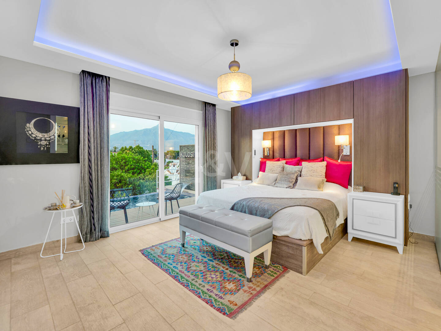 Villa moderna y luminosa en Nueva Andalucía con vistas al mar y a la montaña.