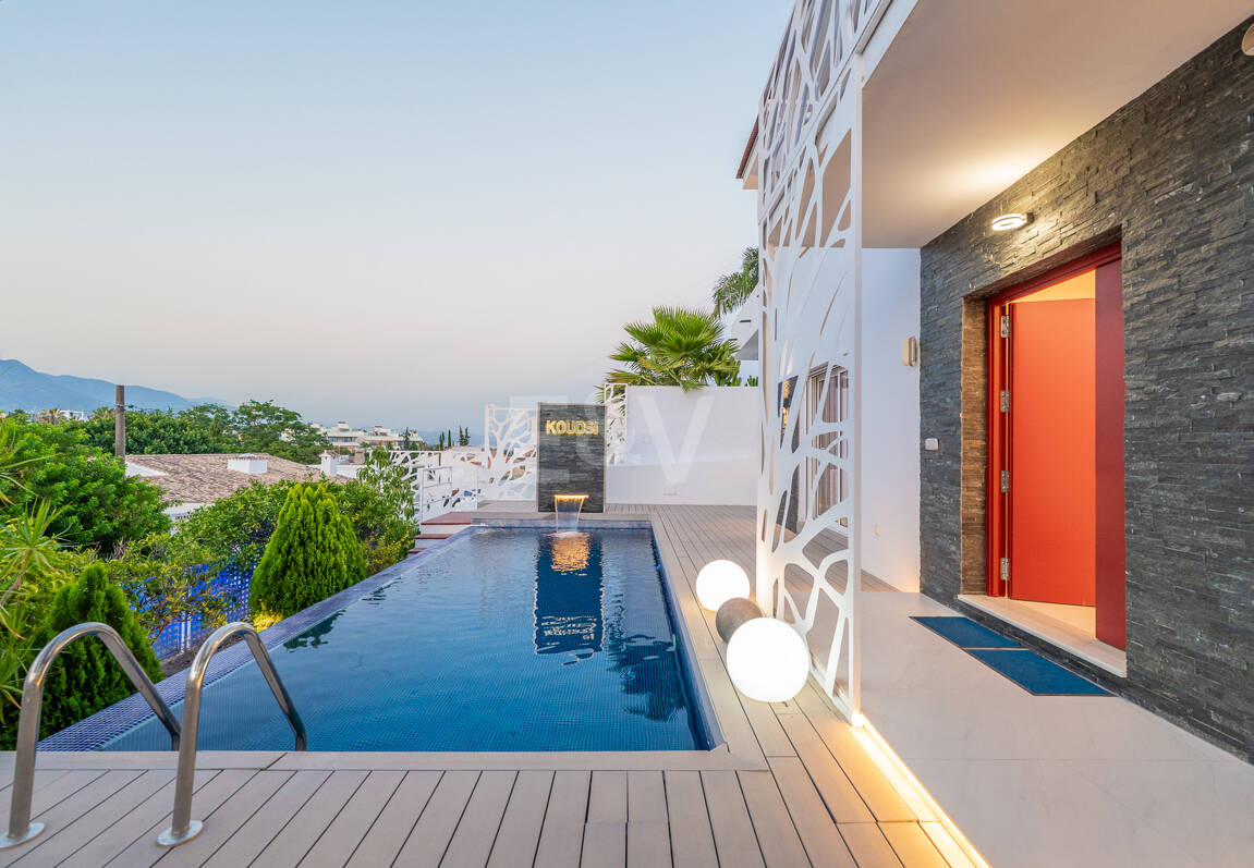 Ljus samtida villa i Nueva Andalucía med havs- och bergsutsikt