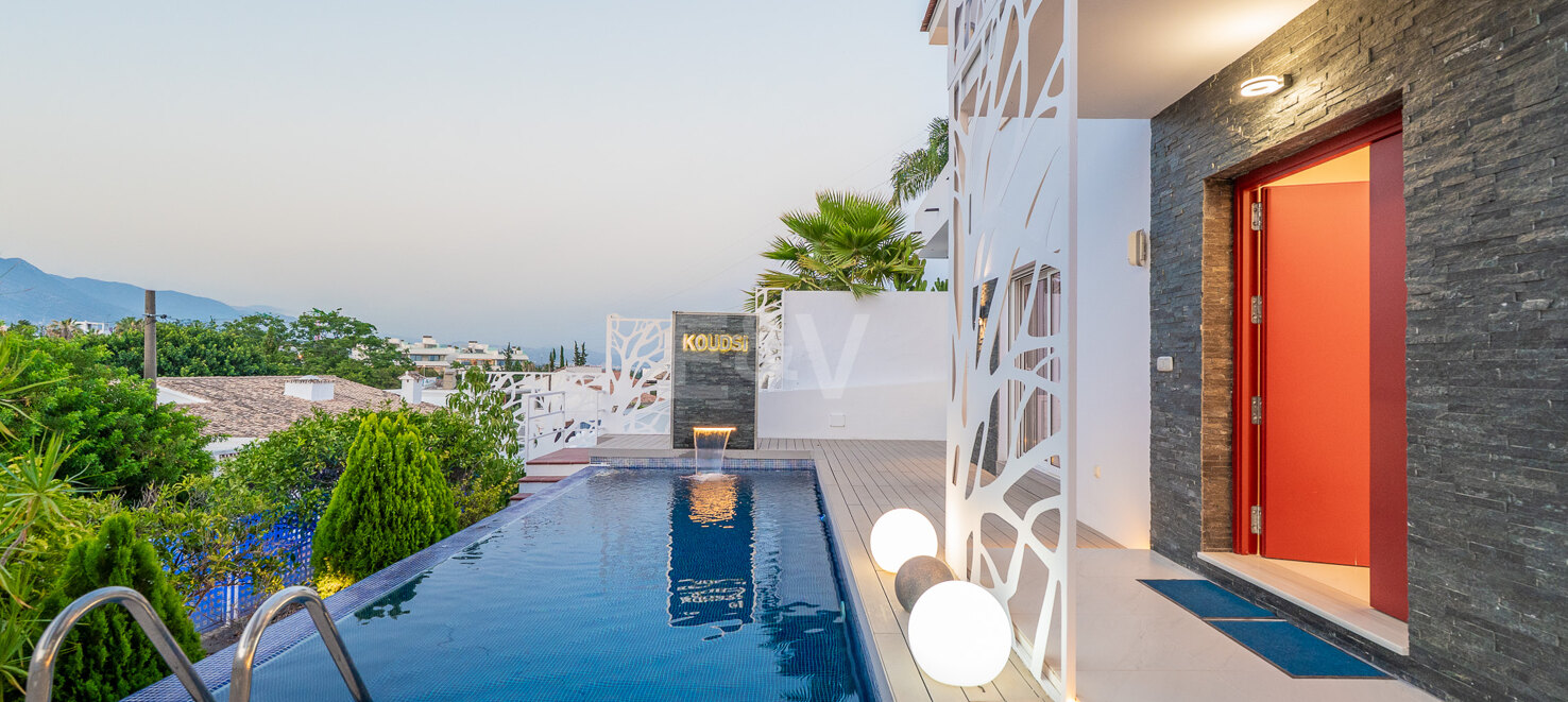 Ljus samtida villa i Nueva Andalucía med havs- och bergsutsikt