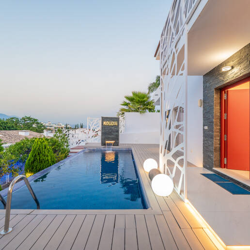 Bright contemporary villa in Nueva Andalucía with sea and mountain views