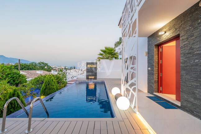 Ljus samtida villa i Nueva Andalucía med havs- och bergsutsikt