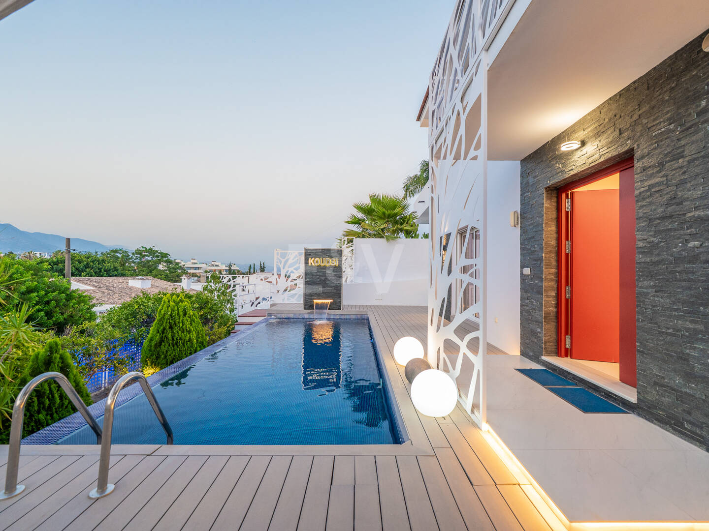 Villa moderna y luminosa en Nueva Andalucía con vistas al mar y a la montaña.