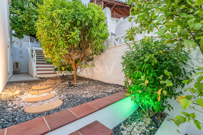 Ljus samtida villa i Nueva Andalucía med havs- och bergsutsikt