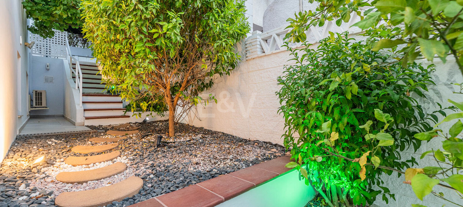 Ljus samtida villa i Nueva Andalucía med havs- och bergsutsikt