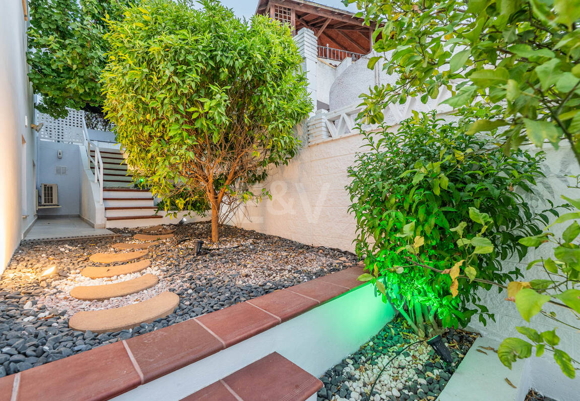 Ljus samtida villa i Nueva Andalucía med havs- och bergsutsikt