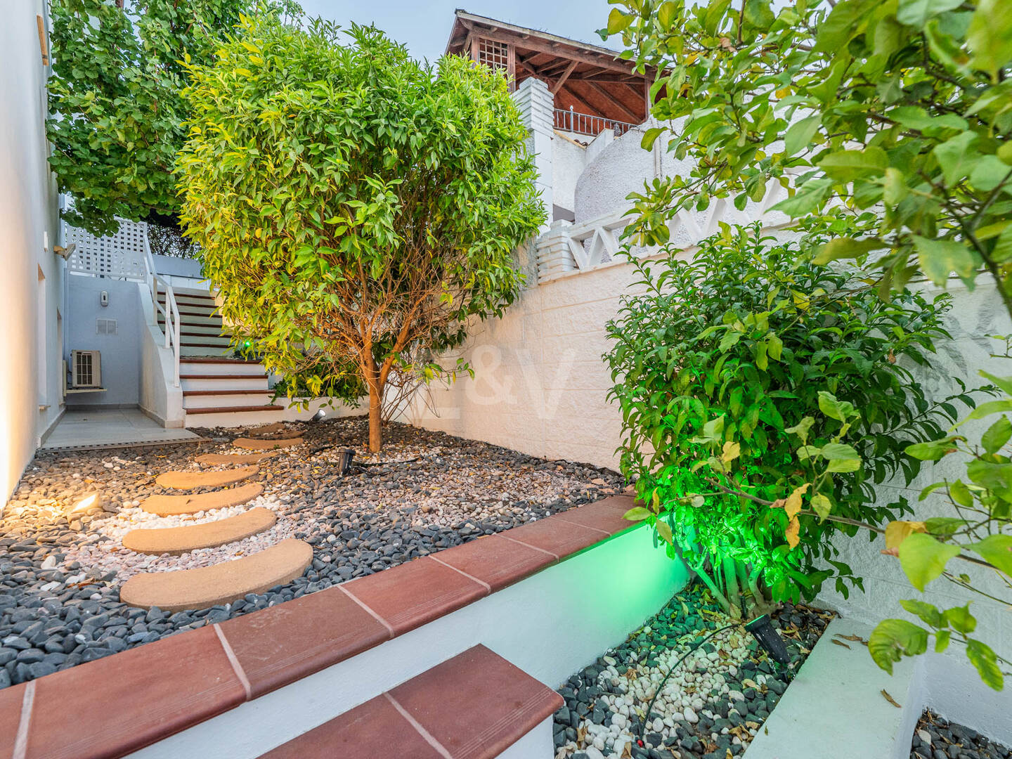 Ljus samtida villa i Nueva Andalucía med havs- och bergsutsikt