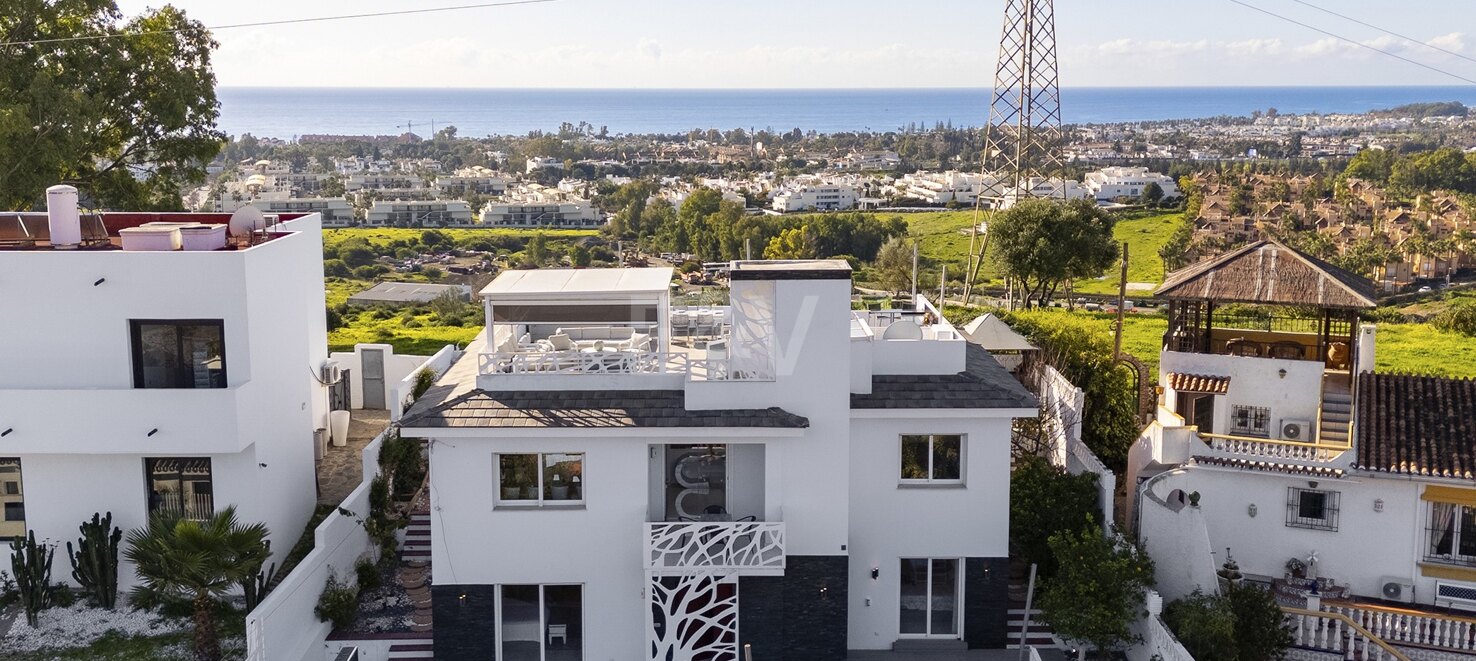 Villa moderna y luminosa en Nueva Andalucía con vistas al mar y a la montaña.