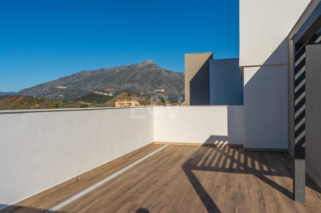 Modern Duplex Penthouse in Nueva Andalucía with Ample Terraces