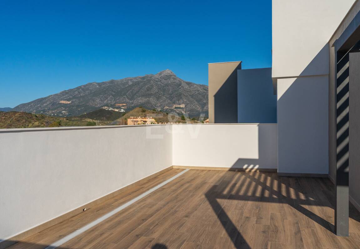 Modern Duplex Penthouse in Nueva Andalucía with Ample Terraces