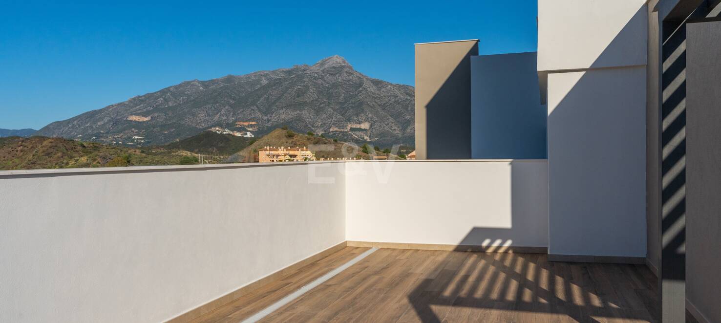Modern Duplex Penthouse i Nueva Andalucía med Ample Terraces
