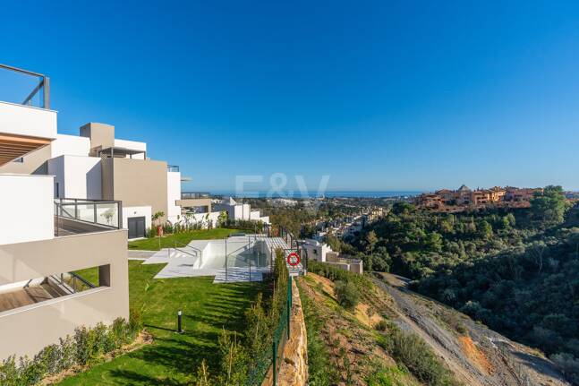 Modern Duplex Penthouse in Nueva Andalucía with Ample Terraces