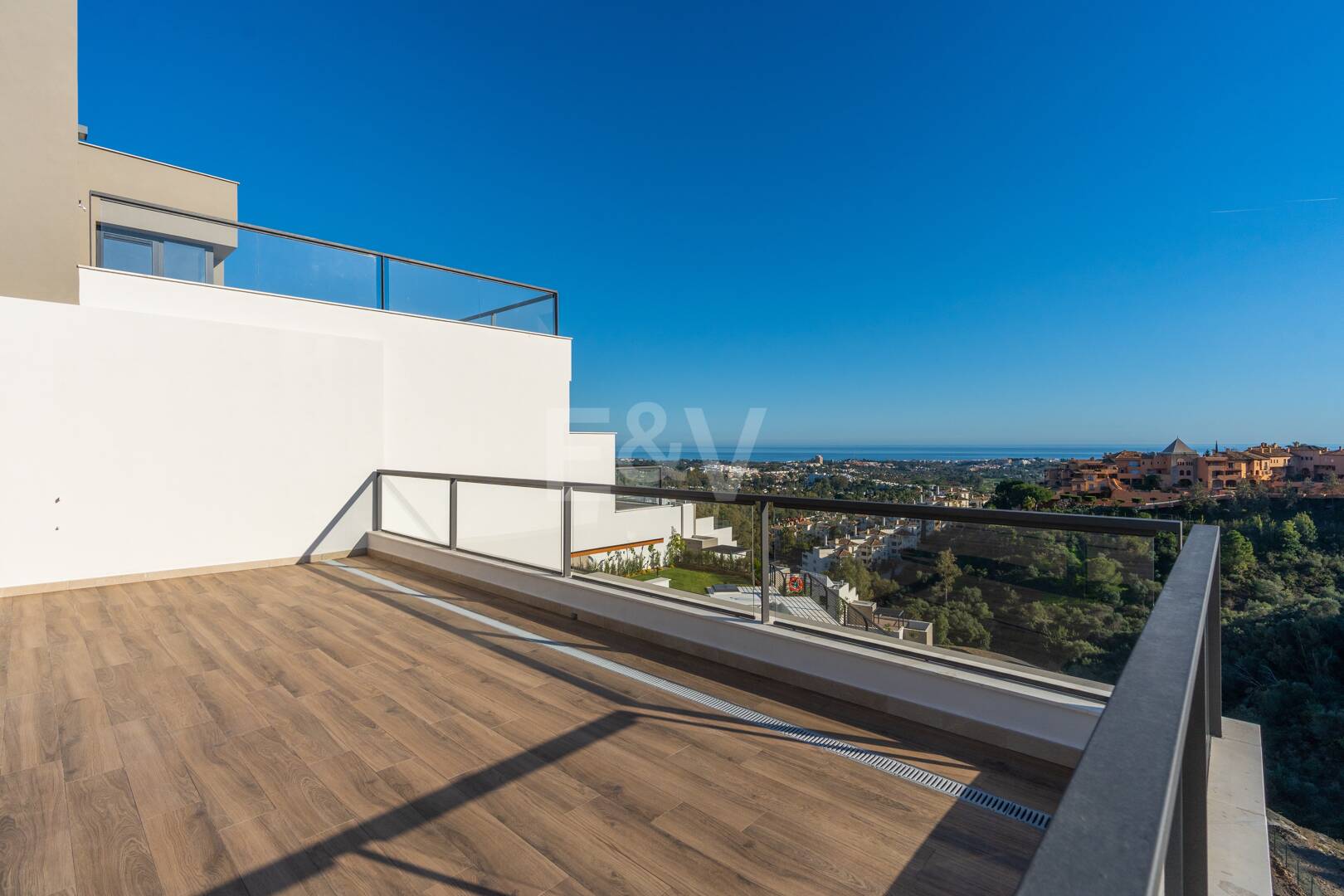 Moderno ático dúplex en Nueva Andalucía con amplias terrazas