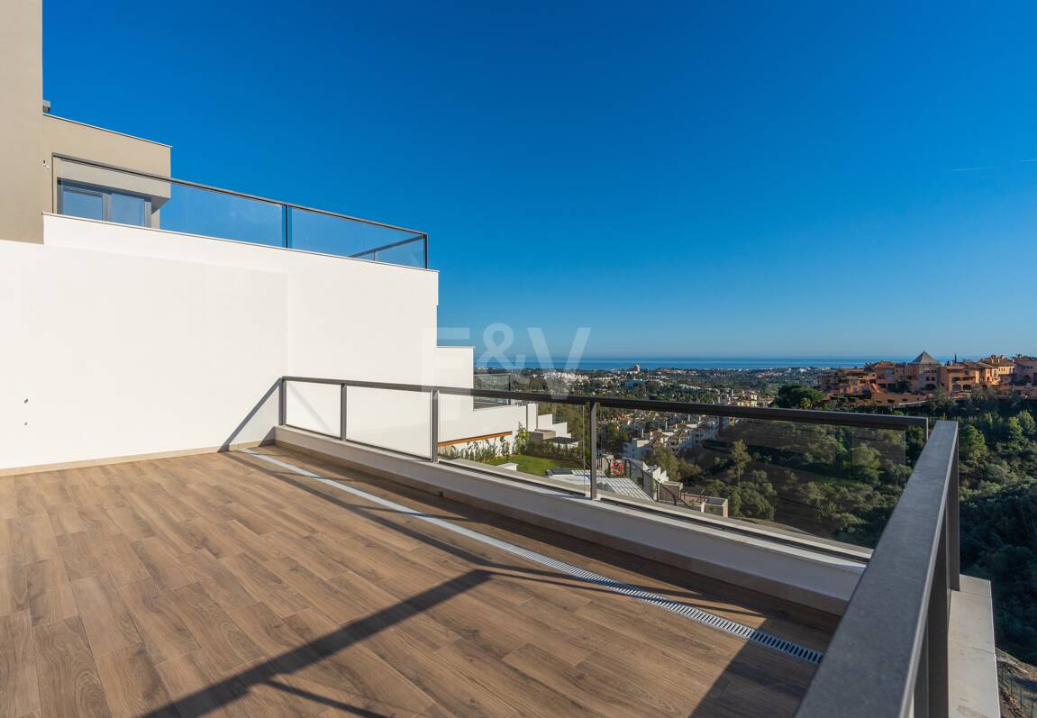 Modern Duplex Penthouse in Nueva Andalucía with Ample Terraces