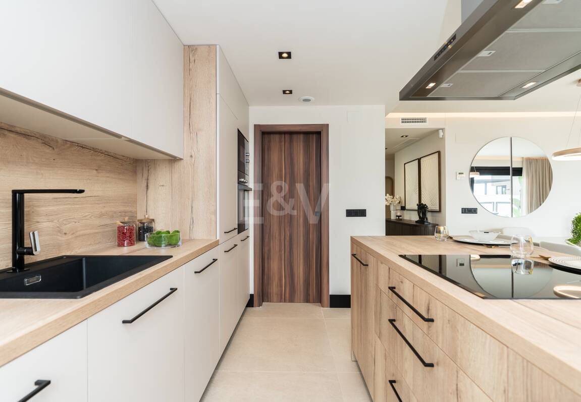 Modern Duplex Penthouse in Nueva Andalucía with Ample Terraces