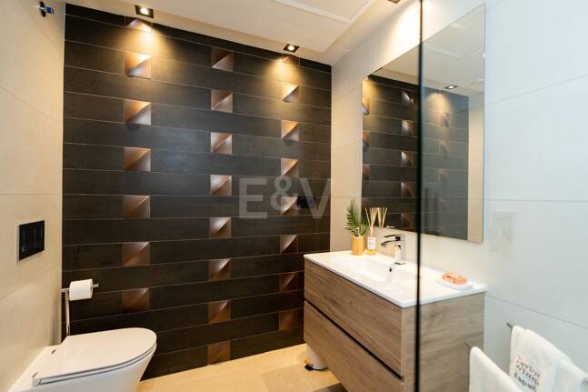 Modern Duplex Penthouse in Nueva Andalucía with Ample Terraces