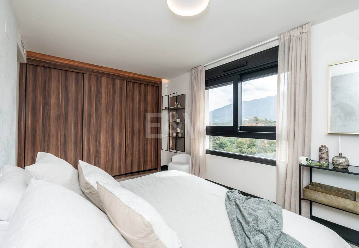 Modern Duplex Penthouse in Nueva Andalucía with Ample Terraces