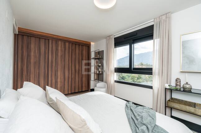 Modern Duplex Penthouse in Nueva Andalucía with Ample Terraces