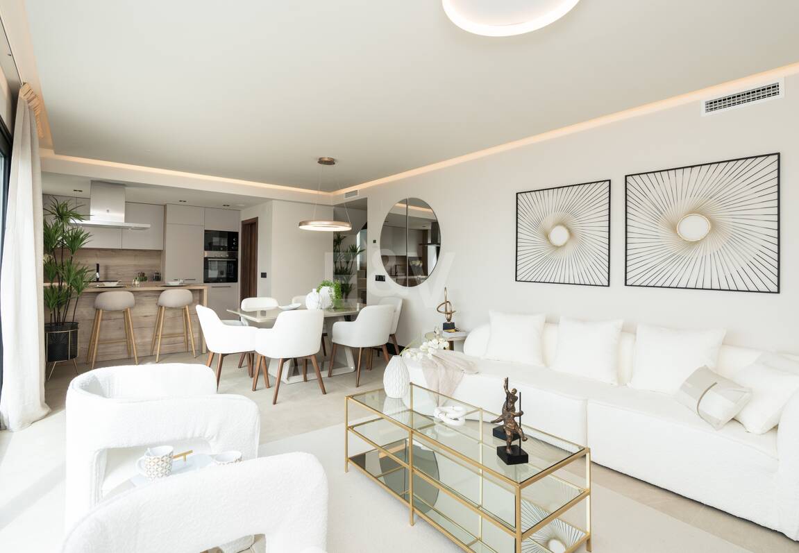 Modern Duplex Penthouse in Nueva Andalucía with Ample Terraces