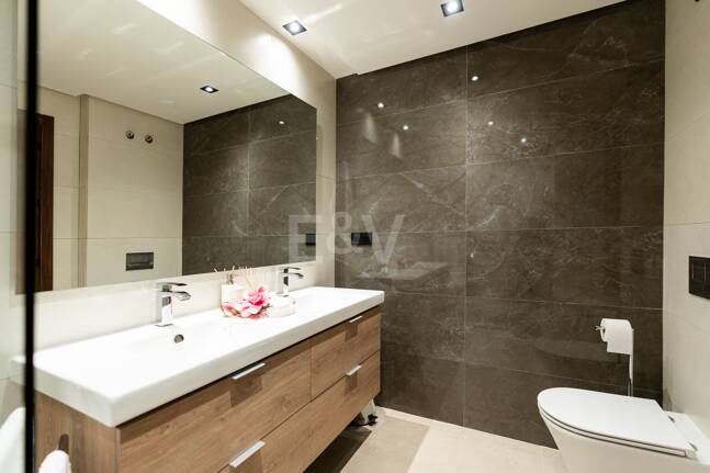 Modern Duplex Penthouse in Nueva Andalucía with Ample Terraces