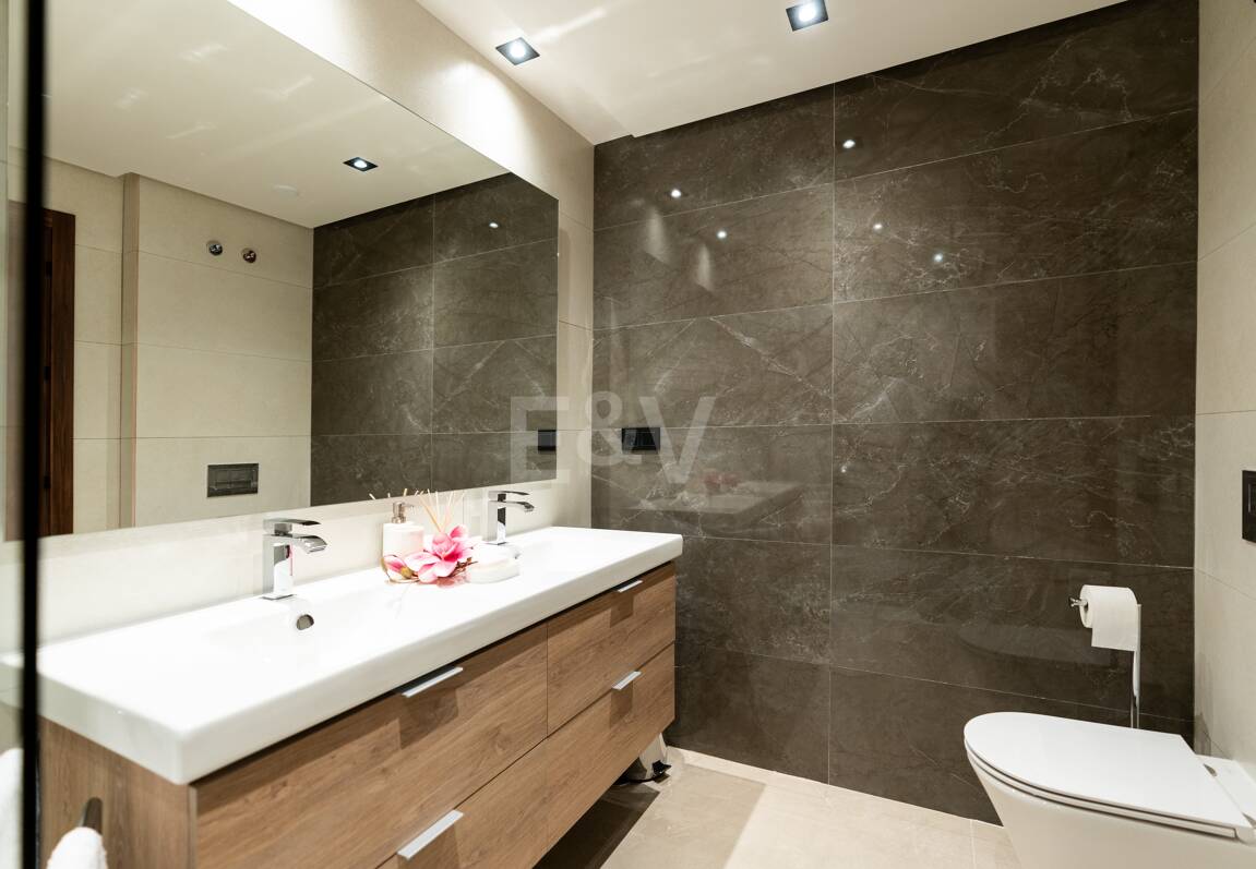 Modern Duplex Penthouse in Nueva Andalucía with Ample Terraces