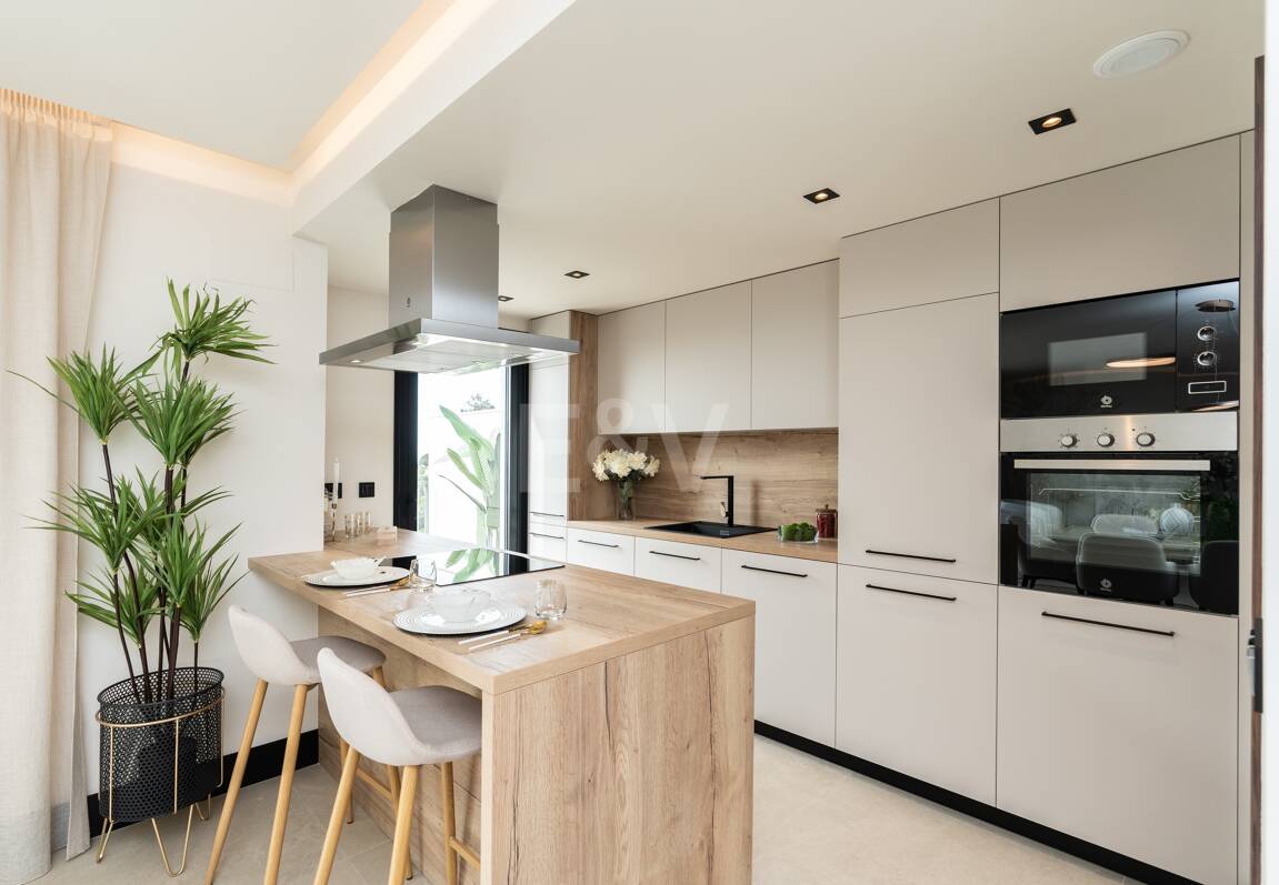 Modern Duplex Penthouse in Nueva Andalucía with Ample Terraces