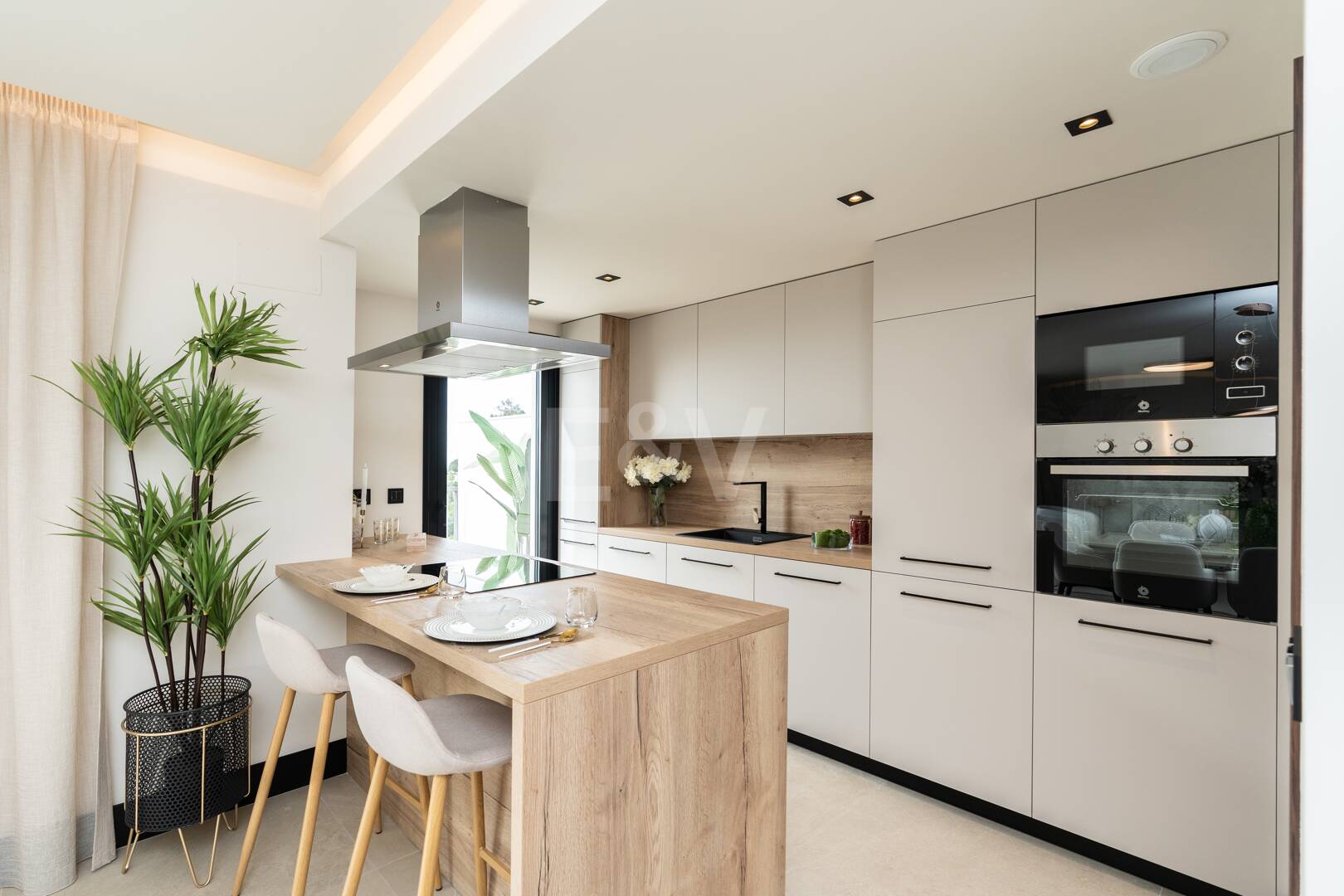 Modern Duplex Penthouse in Nueva Andalucía with Ample Terraces