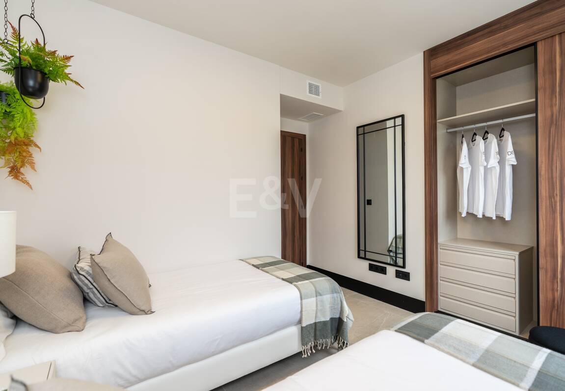 Modern Duplex Penthouse in Nueva Andalucía with Ample Terraces