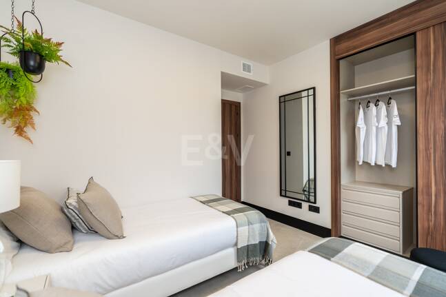 Modern Duplex Penthouse in Nueva Andalucía with Ample Terraces