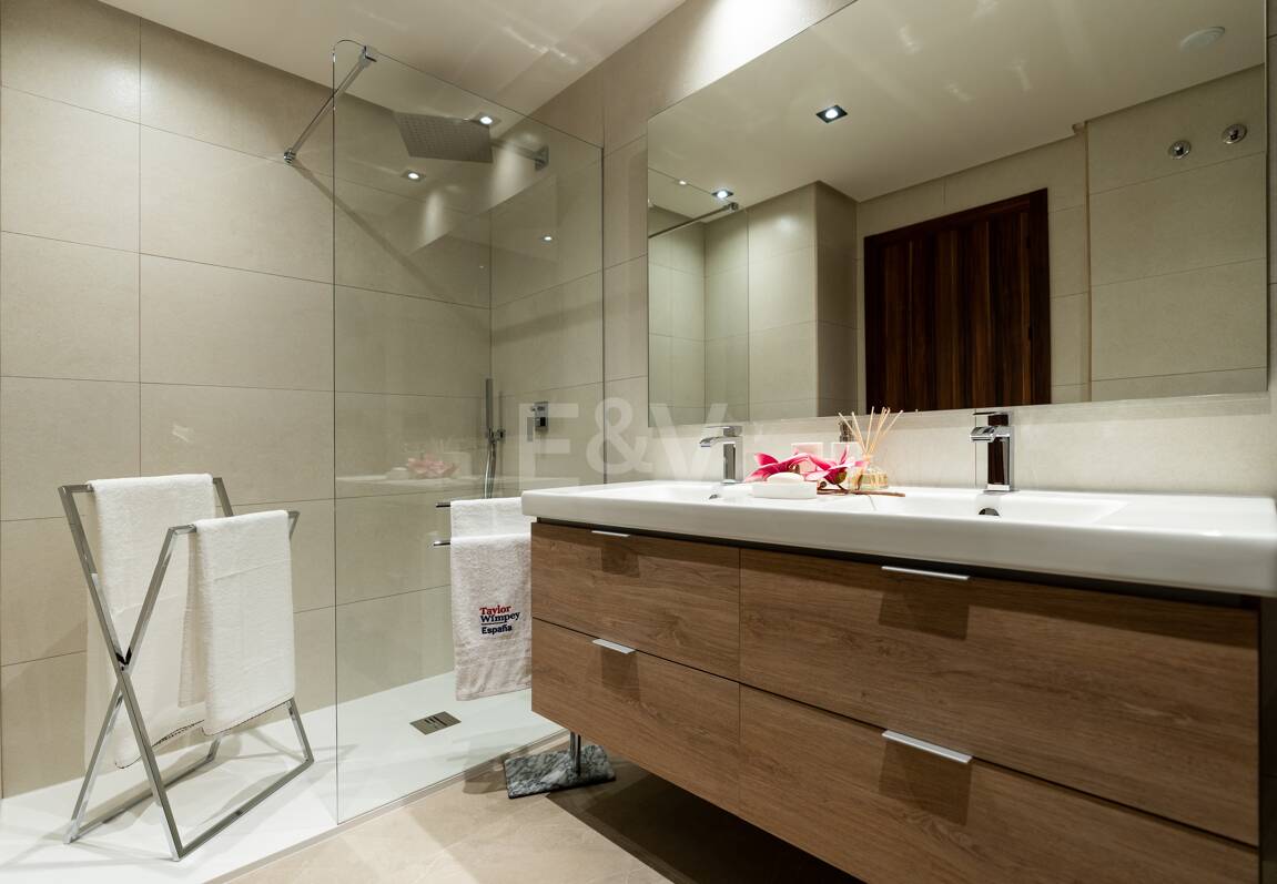 Modern Duplex Penthouse in Nueva Andalucía with Ample Terraces