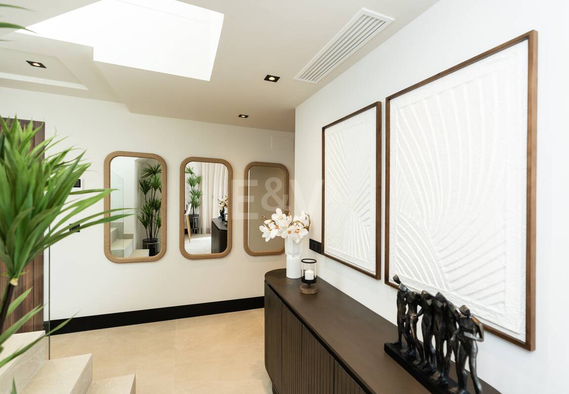 Modern Duplex Penthouse in Nueva Andalucía with Ample Terraces