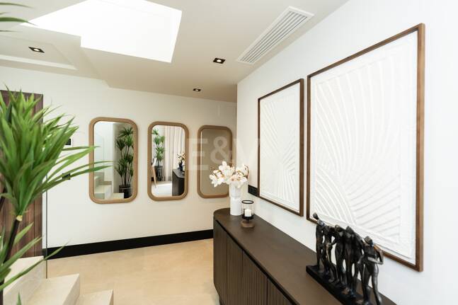 Modern Duplex Penthouse in Nueva Andalucía with Ample Terraces