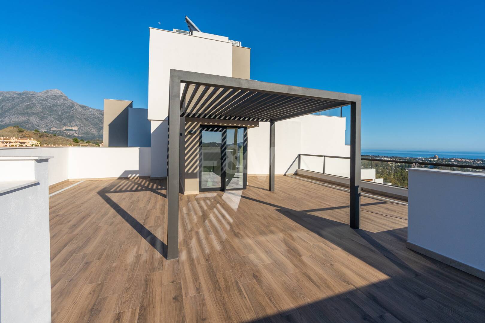 Moderno ático dúplex en Nueva Andalucía con amplias terrazas