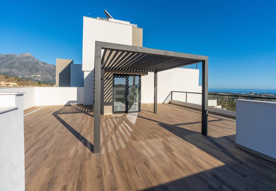 Modern Duplex Penthouse in Nueva Andalucía with Ample Terraces