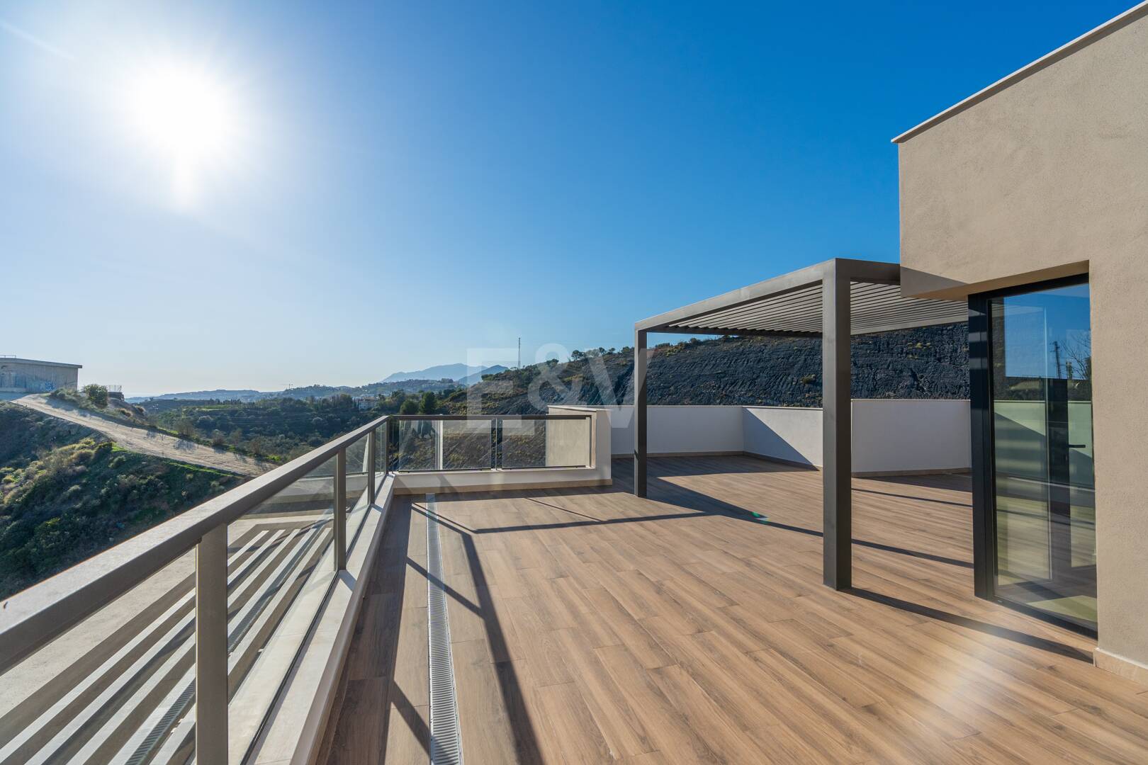 Moderno ático dúplex en Nueva Andalucía con amplias terrazas