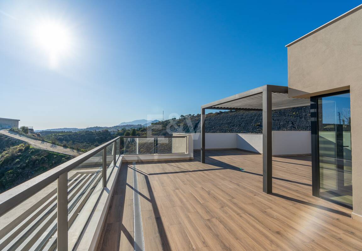 Modern Duplex Penthouse in Nueva Andalucía with Ample Terraces