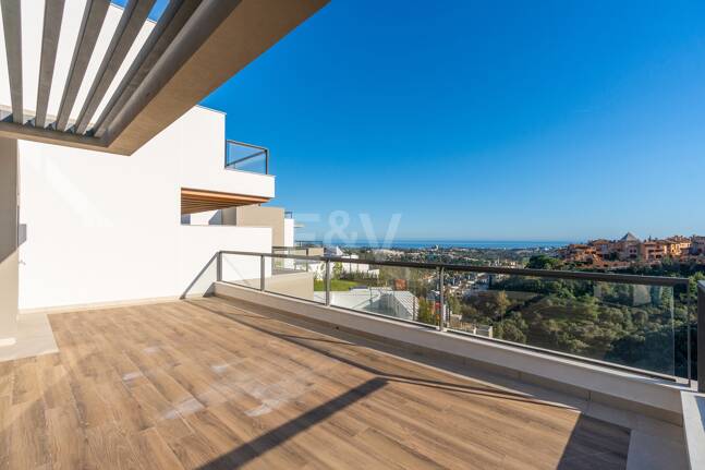 Modern Duplex Penthouse in Nueva Andalucía with Ample Terraces