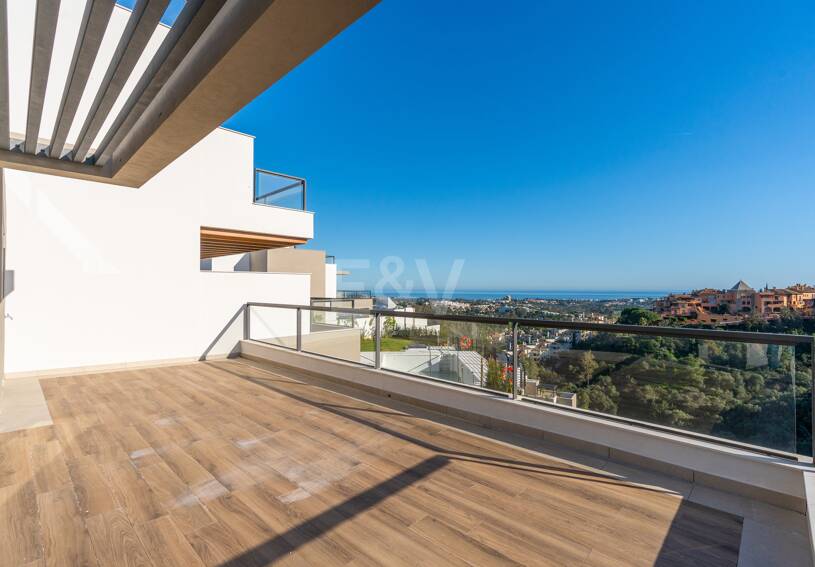 Modern Duplex Penthouse in Nueva Andalucía with Ample Terraces