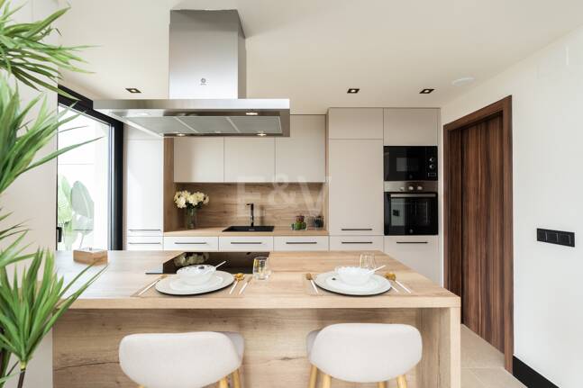 Modern Duplex Penthouse in Nueva Andalucía with Ample Terraces