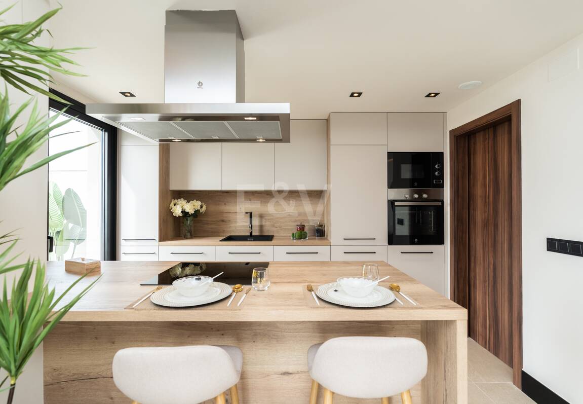 Modern Duplex Penthouse in Nueva Andalucía with Ample Terraces